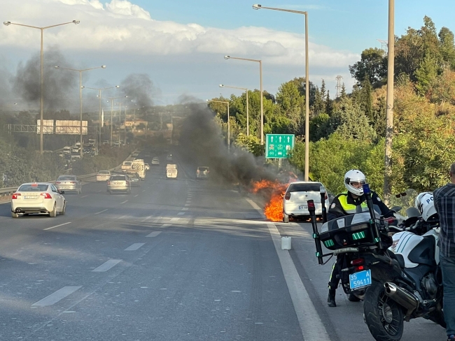 Seyir halindeki otomobil yandı