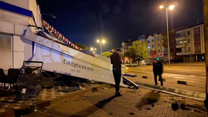 Direksiyon hakimiyetini kaybeden sürücü mağazaya girdi