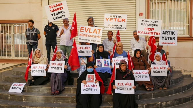 Diyarbakır annelerinin oturma eylemine bir aile daha katıldı