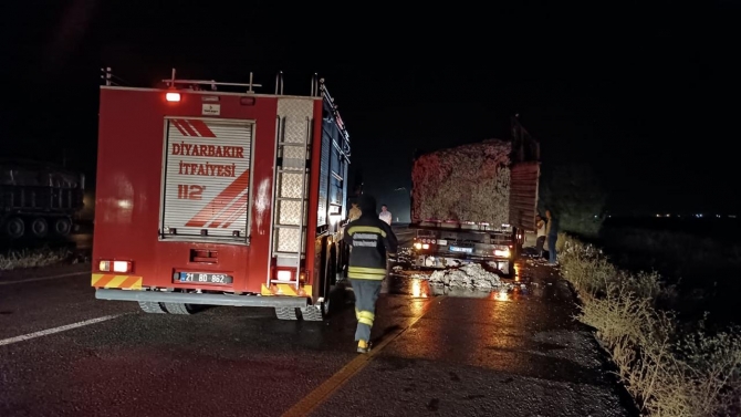 Diyarbakır'da pamuk yüklü tırda yangın çıktı, yol kapandı