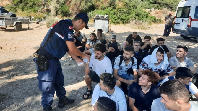 İzmir'de 156 düzensiz göçmen yakalandı