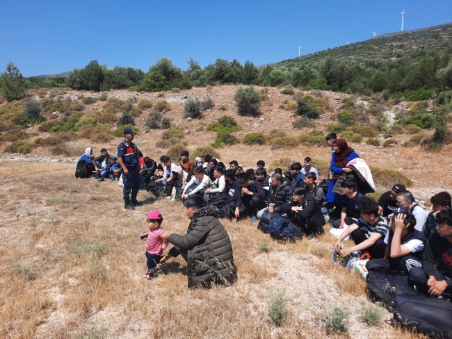 İzmir'de 156 düzensiz göçmen yakalandı