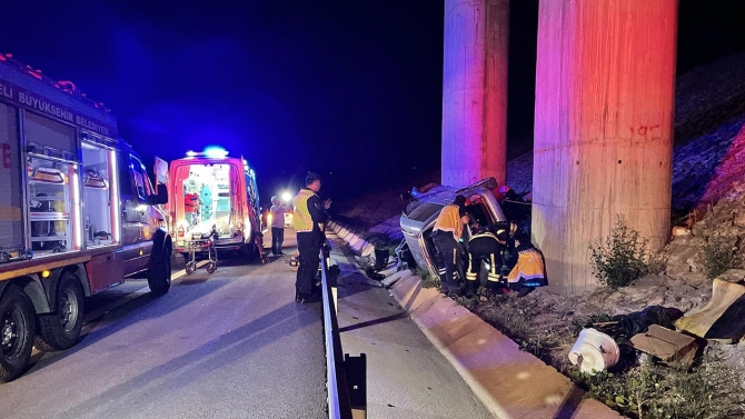 Kuzey Marmara Otoyolu'nda kontrolden çıkan araç devrildi: 1 ölü, 1 yaralı