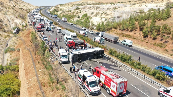 Gaziantep'teki feci kazada yeni detay: Şoför perdeyi düzeltirken hakimiyeti kaybetmiş