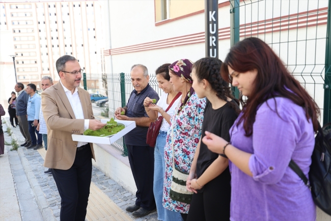 Bakan Kasapoğlu öğrenci ve velilere baklava ikram etti