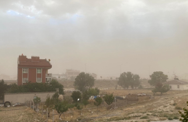 Konya'da kum fırtınası hayatı olumsuz etkiledi