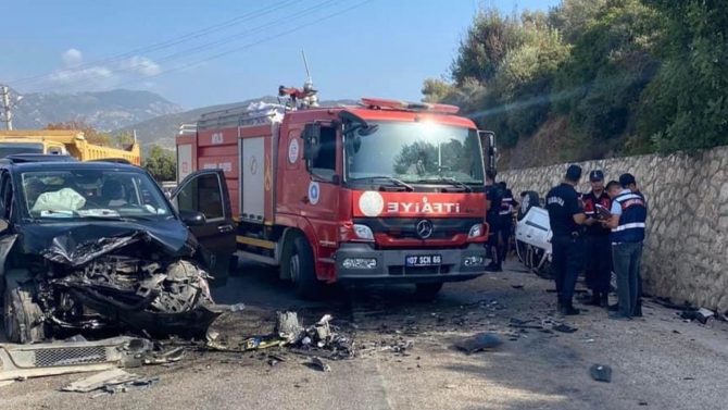 Antalya'da trafik kazası: 2 ölü, 3 yaralı