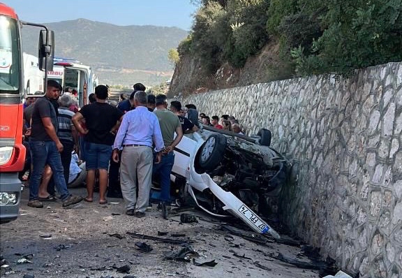 Antalya'da trafik kazası: 2 ölü, 3 yaralı