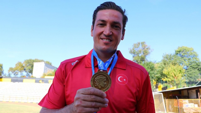 Tenis antrenörü Serdar Koç atletizmde Balkan şampiyonu oldu