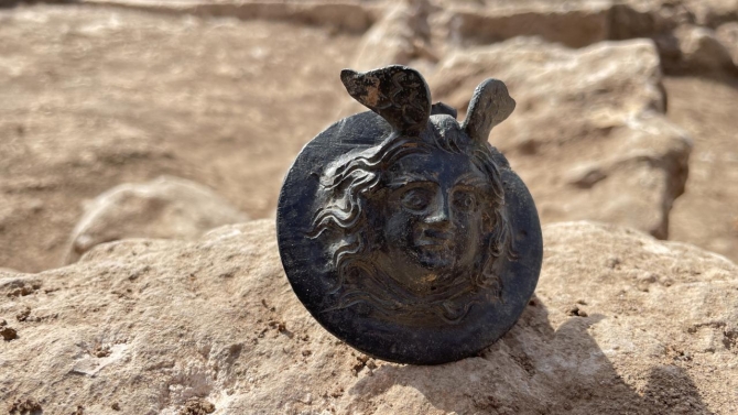 Perre Antik Kenti'ndeki kazılarda 1800 yıllık askeri madalya bulundu