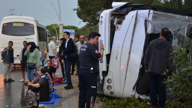 Antalya’da servis midibüsü devrildi: 9 yaralı