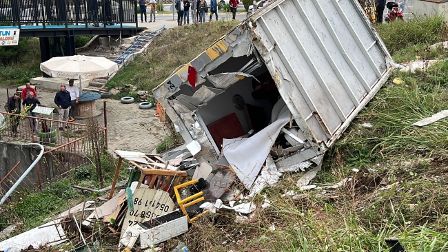 Düzce'de park halinde freni boşalan kamyon taksi durağını yıktı