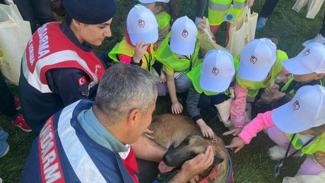 Jandarma ekipleri çocuklara HAYDİ uygulamasını anlattı