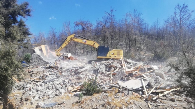 Muğla'da kaçak yapıların yıkımı sürüyor