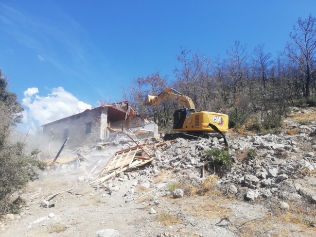 Muğla'da kaçak yapıların yıkımı sürüyor