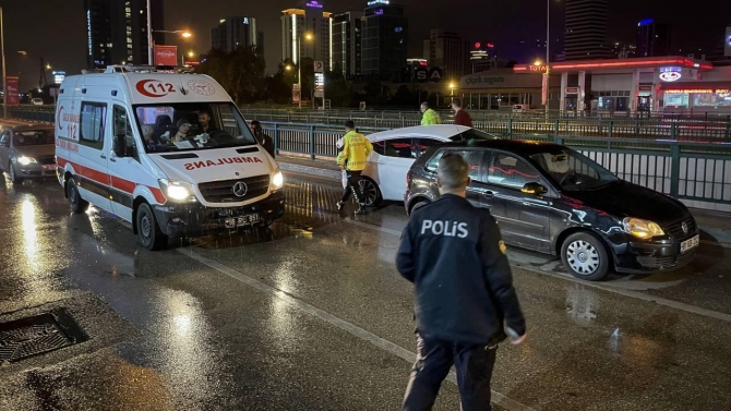 Yakıtı biten araca yardım ederken otomobil çarptı