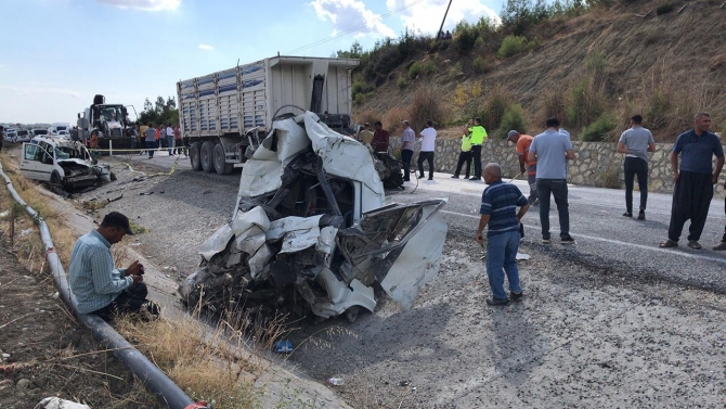 Adana'da feci kaza: 3 ölü