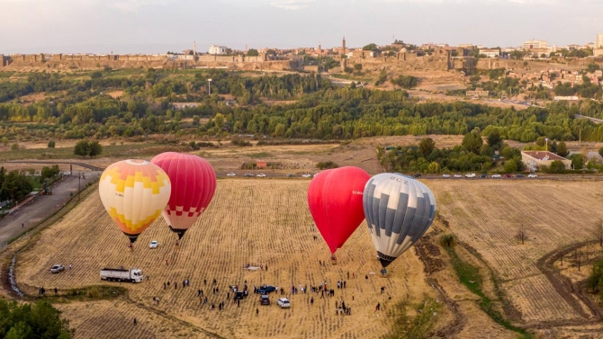 Sıcak hava balonları Dicle Vadisi'nde yükseldi