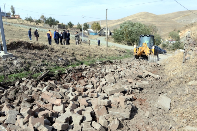 Ardahan Valisi Öner, depremden etkilenen köylerdeki altyapı çalışmalarını inceledi