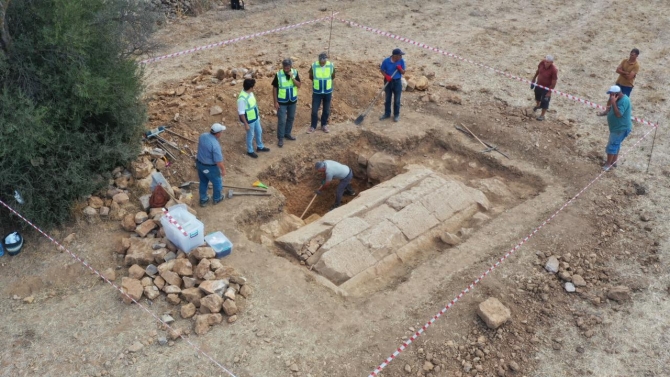 Muğla'da çiftçinin traktörüyle sürdüğü tarlada 2400 yıllık oda mezar bulundu