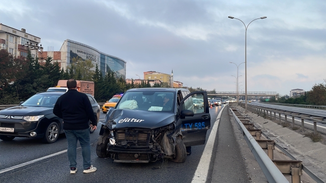 TEM Otoyolu'nda 5 araç kazaya karıştı