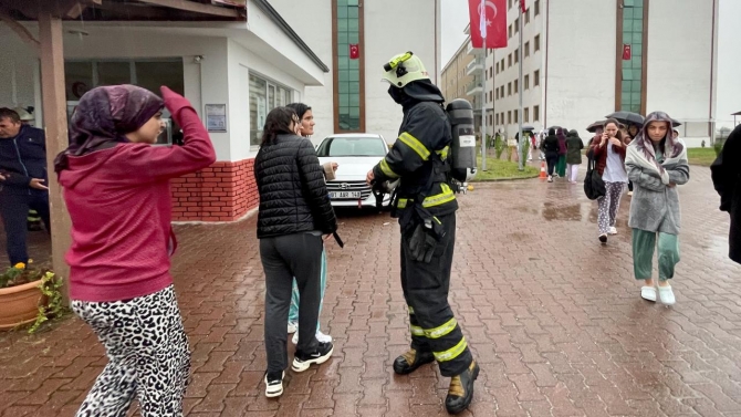 Doğal gaz kokusu nedeniyle yurttaki öğrenciler tahliye edildi