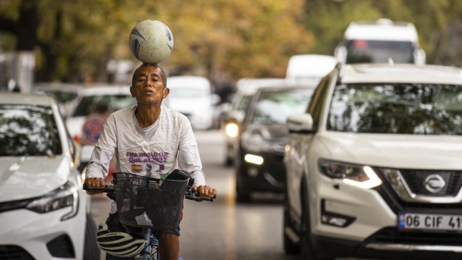 Meksikalı gezgin Nieto futbol topuyla ülke ülke pedal çeviriyor