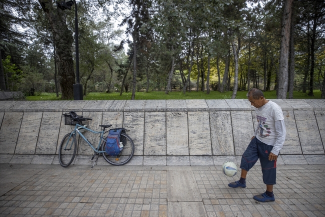 Meksikalı gezgin Nieto futbol topuyla ülke ülke pedal çeviriyor