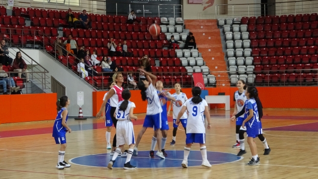 Veteranlardan minik basketbolculara destek