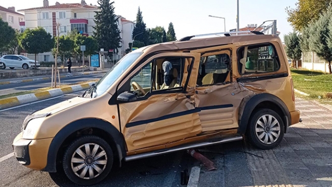 Kırklareli'nde panelvan ile hafif ticari araç çarpıştı: 3 yaralı