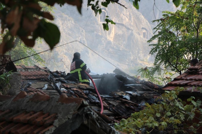 Isınmak için yaktığı elektrikli ısıtıcı devrildi, yangında bir kişi yaşamını yitirdi