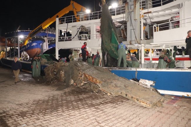 Denize ağ attılar, balık yerine uçak parçaları tuttular