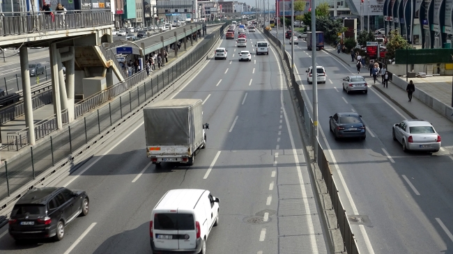 Trafiği durdurup kediyi ezilmekten kurtardı