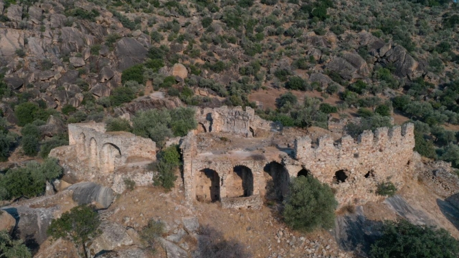 Beşparmak Dağı'na yaslanan Yediler Manastırı antik rotanın uğrak noktası