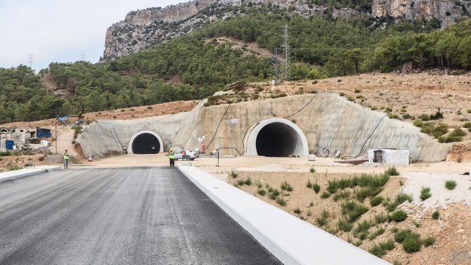 Akdeniz Sahil Yolu'nda bu yıl 3 tünel ve 1 viyadük açılacak