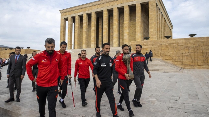 Dünya şampiyonu Ampute Futbol Milli Takımı Anıtkabir'i ziyaret etti