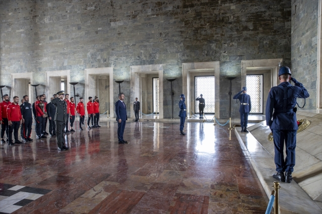 Dünya şampiyonu Ampute Futbol Milli Takımı Anıtkabir'i ziyaret etti