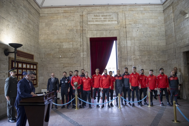 Dünya şampiyonu Ampute Futbol Milli Takımı Anıtkabir'i ziyaret etti