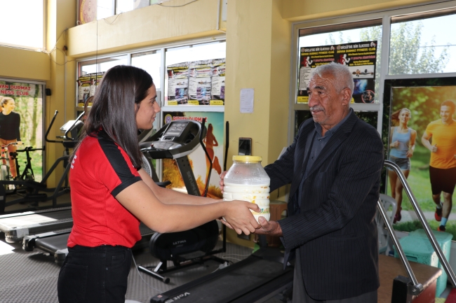 Bilek güreşçisi kızlara şampiyonluk yolunda vatandaştan destek