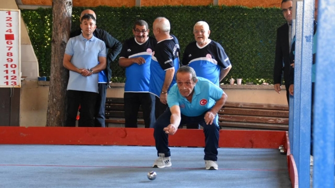 Huzurevi sakinleri bocce müsabakalarında karşı karşıya geldi