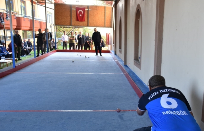 Huzurevi sakinleri bocce müsabakalarında karşı karşıya geldi