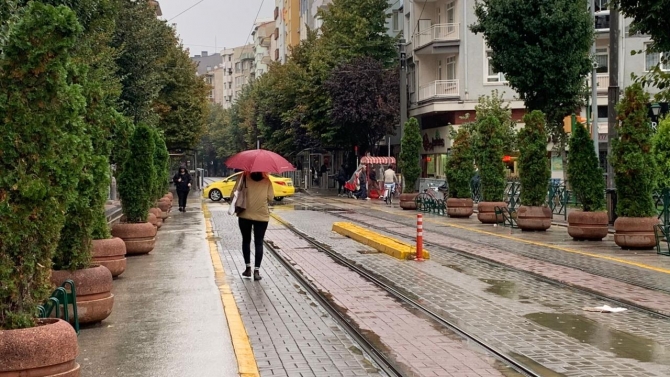 Eskişehirliler güne yağmurla uyandı