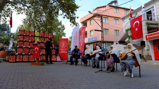 Bilecik'teki hasat şenliğinde nar dizme, suyunu sıkma ve yeme yarışmaları yapıldı