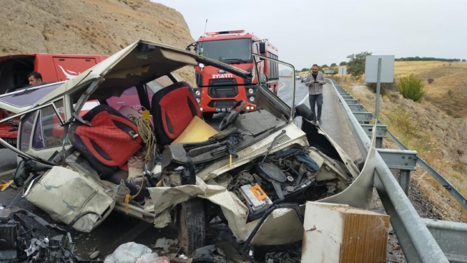 İki otomobil kafa kafaya çarpıştı: 1 ölü