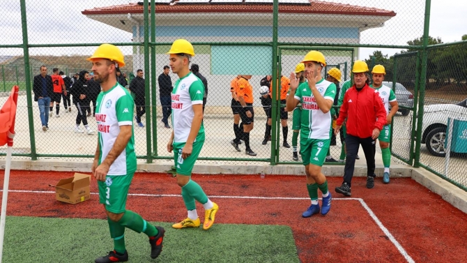 Futbolcular maden işçileri anısına sahaya baretle çıktı