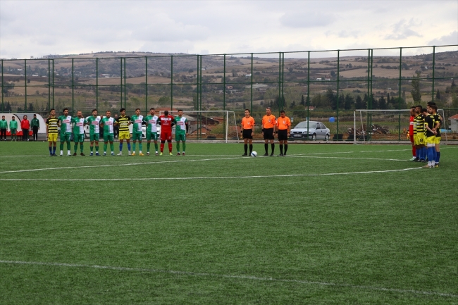 Futbolcular maden işçileri anısına sahaya baretle çıktı