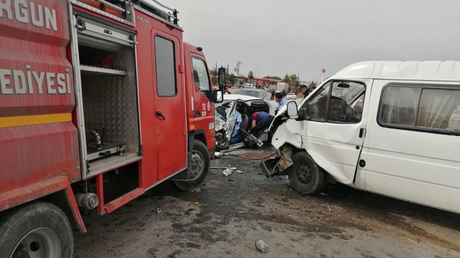 Yozgat'ta minibüs ile otomobil çarpıştı: 1 ölü, 2 yaralı