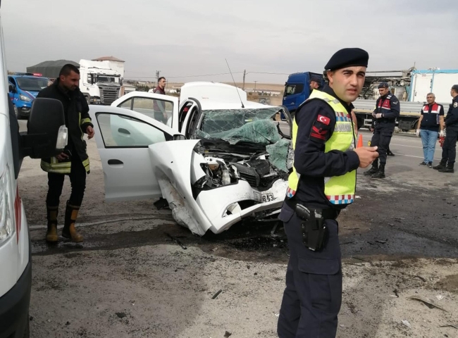 Yozgat'ta minibüs ile otomobil çarpıştı: 1 ölü, 2 yaralı