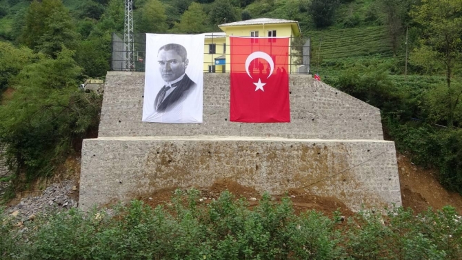 Rize'deki heyelanda bahçesi çöken okulda eğitim yeniden başladı