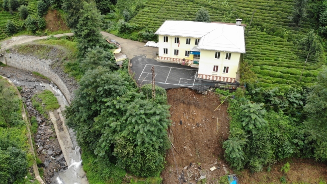 Rize'deki heyelanda bahçesi çöken okulda eğitim yeniden başladı